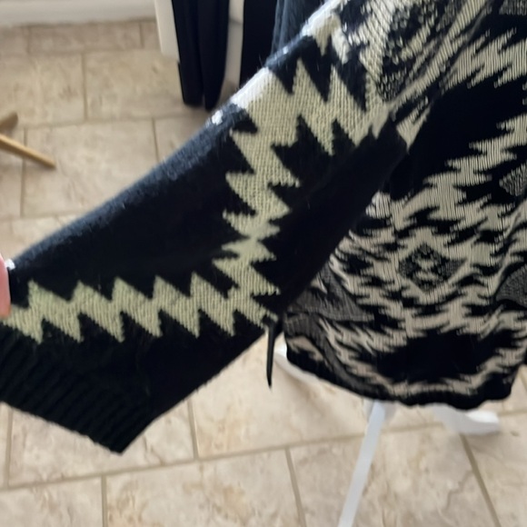 Forever 21 Sweater - Picture 3 of 5